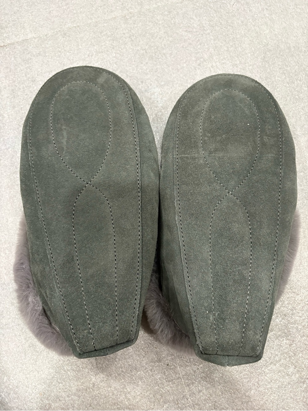 [W9/M7]Manitobah Tipi Suede Moccasin Slippers charcoal Faux Fur - Picture 3 of 5